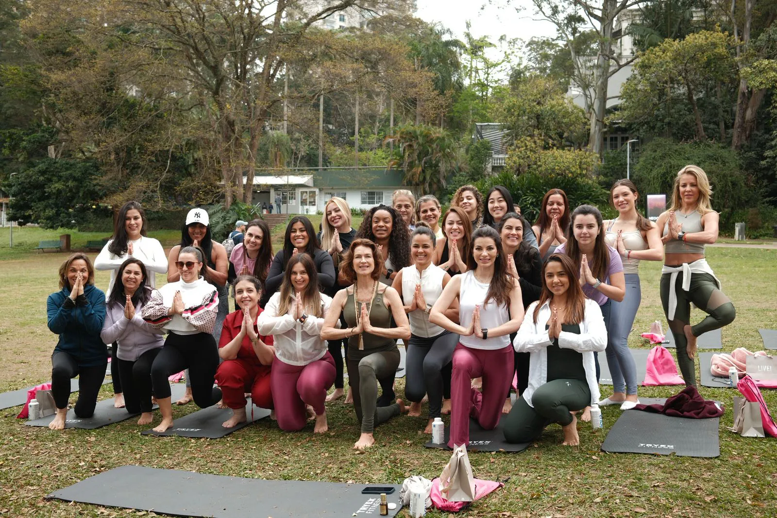 Participantes reunidas no gramado do Parque Burle Marx ao final da prática