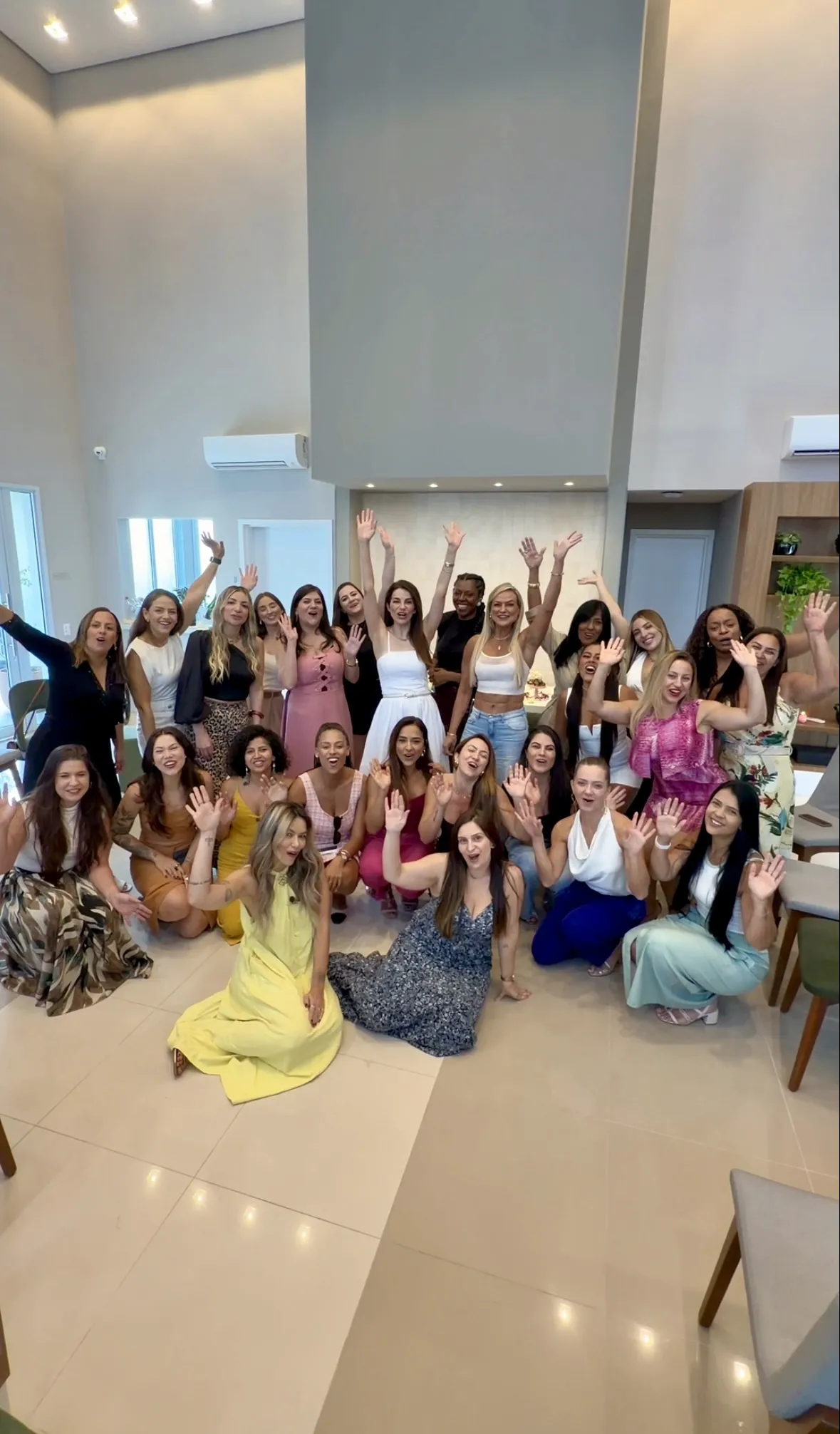 Participantes celebrando juntas no encerramento de uma edição